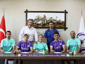 Afyonspor 5 futbolcuyla birden sözleşme imzaladı