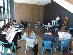 Diyarbakırlı gençler sanat kurslarıyla yazı dolu dolu geçiriyor