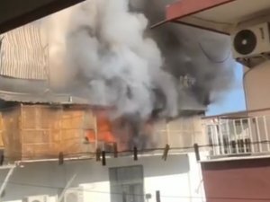 Alev alan jenaratörün dumanı binayı sardı, vatandaşlar panikle binadan böyle kaçtı