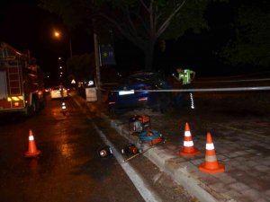 Antalya’da ağaca çarpan otomobil yandı sürücü hayatını kaybetti