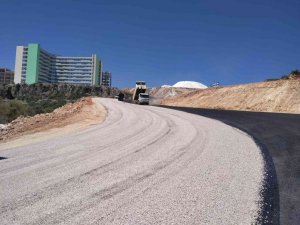 Antalya Şehir Hastanesi’ne ulaşımı sağlayacak sathi asfalt çalışmalarını tamamlandı