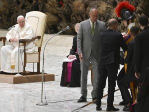 Papa Francis’i korumakla görevli İsviçreli muhafız bayıldı