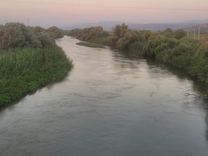 Atıyla birlikte nehre giren genç kayboldu