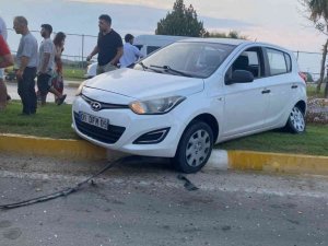 Çim kesen belediye çalışanlarına otomobil çarptı:2 yaralı