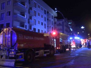 Bursa’da 6 katlı binanın çatı katı alev alev yandı, 1 kişi dumandan etkilendi