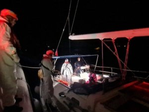 Yelkenli teknede 92 düzensiz göçmen ve 3 göçmen kaçakçısı yakalandı