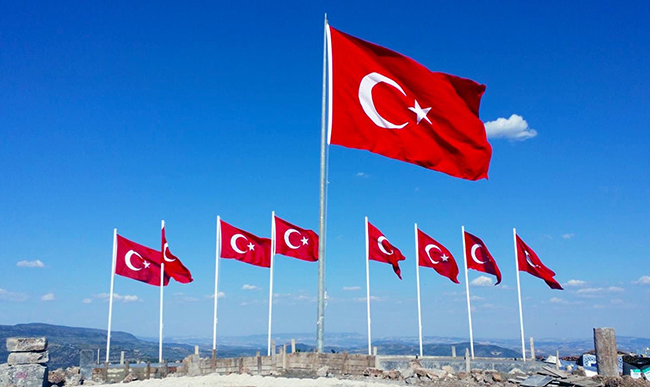 Dokuz şehidin anısına dokuz bayrak