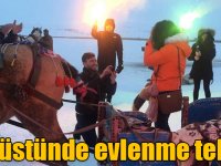 Buz üstünde meşalelerin arasından geçerek evlenme teklifinde bulundu