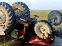 Kars'ta Traktör Devrildi: 1 Ölü