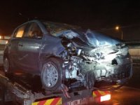 Kocaeli’de otomobil demir bariyerlere çarptı: 1 ağır yaralı