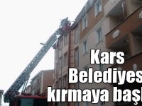 Kars Belediyesi, çatılarda oluşan buz sarkıtlarını kırıyor