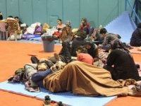 Depremzedeler geceyi spor salonunda geçiriyor