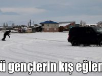 Köyde yaşayan gençlerden arazi aracıyla karda snowboard