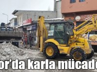 Digor Belediyesi yol ve kaldırımların karını temizliyor