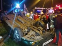 Takla atan otomobil tramvay yoluna devrildi: 2 yaralı