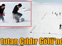 Buz tutan Çıldır Gölü'nde futbol keyfi