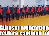 Güreşçi muhtardan sporculara eşofman takımı