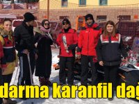 Sarıkamış Jandarma Arama Kurtarma Timleri, Dünya Kadınlar Günü dolayısıyla karanfil dağıttı