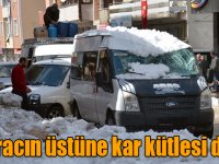 Kars'ta çatıdan düşen kar kütlesi iki aracı kullanılamaz hale getirdi
