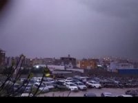 Hatay’da çakan şimşek geceyi gündüze çevirdi