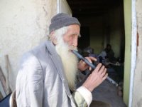 83 yaşında, kavalıyla "evde kalın" mesajı verdi