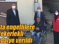 Kars’ta engellilere tekerlekli sandalye verildi