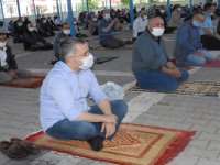 Kağızman’da Cuma namazı pazar yerinde ve balkonda kılındı