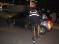 Otobüse çarpmamak için manevra yaptı, bariyerlere çarptı: 2 yaralı