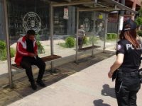 Sokakta kalan vatandaşa polis böyle müdahale etti