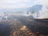 Seydikemer’de anız yangınında 80 saman balyasını yandı