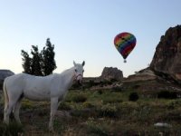 Kapadokya’da gökyüzü balonlarla renklendi