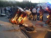 Takla atan otomobil sürücüsü güçlükle çıkartıldı