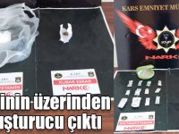 Kars’ta şüpheli 3 kişinin üzerinden uyuşturucu çıktı