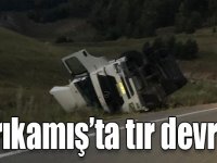 Sarıkamış’ta tır devrildi