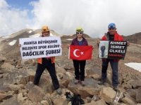 Manisalı dağcılar Süphan Dağının zirvesinde bayramı kutladı