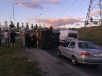 Esenlerde kargo minibüsü devrildi, sürücü kazayı hafif sıyrıklarla atlattı