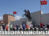 Kars’ta "Kardan Sohbetler" projesi ile başarılı kayakçılara tablet armağan edildi