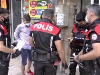 Gençlerin üzerinden çıkan uyuşturucu ve aparatların ardından 2 kişi gözaltına alındı