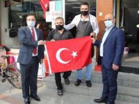 Esnafa ve öğrencilere Türk Bayrağı