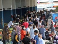 Antalya’da kapalı semt pazarında sosyal mesafe ‘sıfıra’ indi