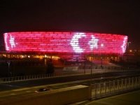 Haydar Aliyev Merkezi ve Bakü Olimpiyat Stadyumu’na Türk bayrağı silüeti yansıtıldı