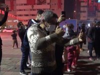 Mehter marşının ritmine kendini kaptırdı, hem oynadı hem de canlı yayınladı