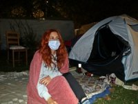 İzmir’de vatandaşlar çadırlarda kalmaya devam ediyor