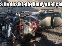 Kars’ta motosikletle kamyonet çarpıştı!