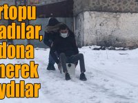 Kars’ta kartopu oynadılar, bidona binerek kaydılar