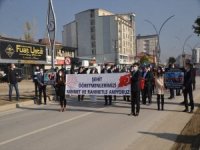 Hakkari'de öğretmenler, şehit meslektaşları için yürüdü