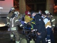 Küçükçekmece’de otomobil park halindeki otobüse çarptı:1’i ağır 2 yaralı