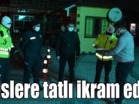 Sarıkamış’ta covid-19 tedbirleri kapsamında sessizlik hakim oldu, polislere tatlı ikram edildi