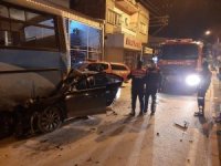 İşçi servisine arkadan çarpan otomobil sürücüsü ağır yaralandı