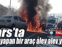 Kars’ta kaza yapan bir araç alev alev yandı